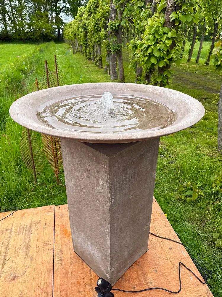 Imposanter und hochwertiger Schalenbrunnen auf einer Säule aus Impruneta-Ton aus der Toskana.