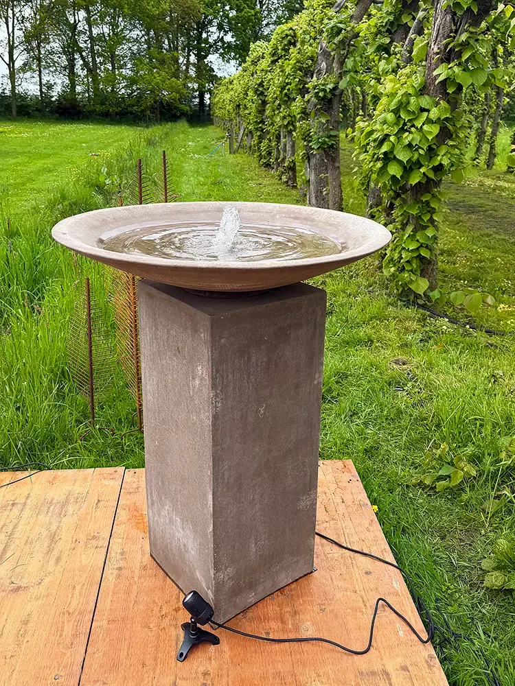 Imposanter und hochwertiger Schalenbrunnen auf einer Säule aus Impruneta-Ton aus der Toskana.