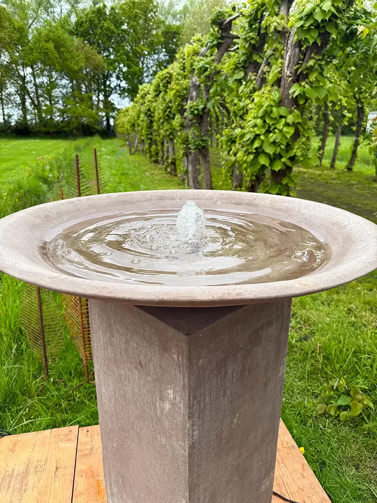 Imposanter und hochwertiger Schalenbrunnen auf einer Säule aus Impruneta-Ton aus der Toskana.