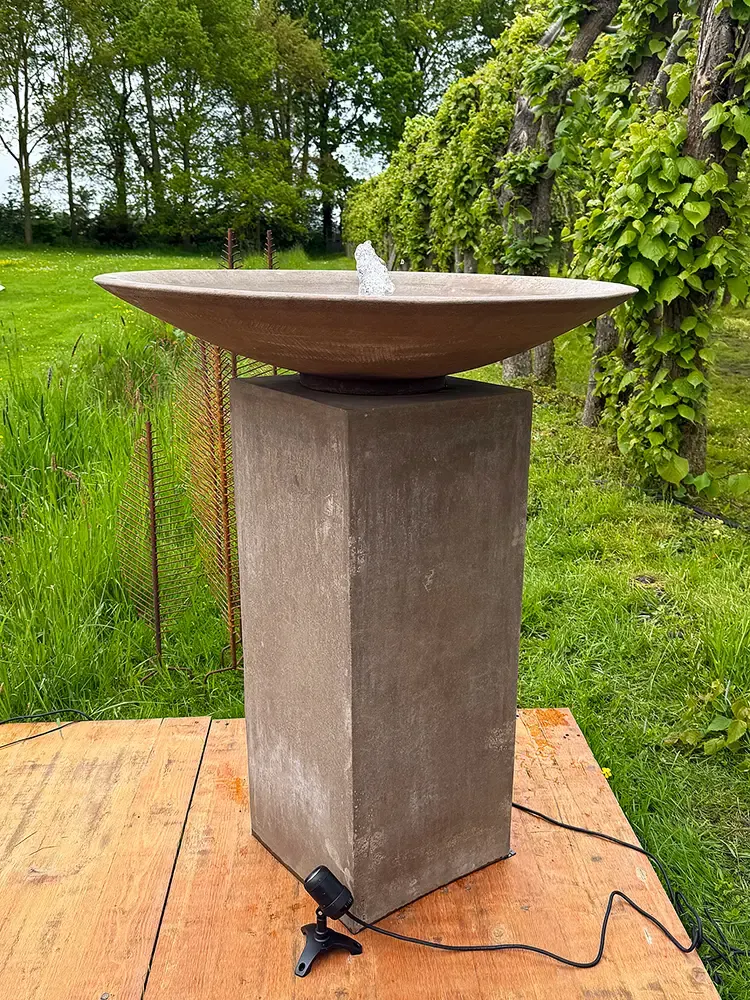 Imposanter und hochwertiger Schalenbrunnen auf einer Säule aus Impruneta-Ton aus der Toskana.