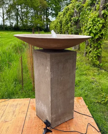 Imposanter und hochwertiger Schalenbrunnen auf einer Säule aus Impruneta-Ton aus der Toskana.