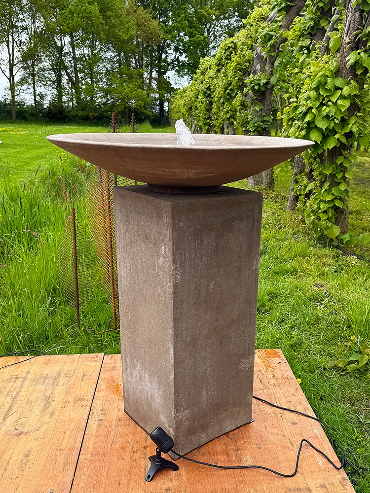 Imposanter und hochwertiger Schalenbrunnen auf einer Säule aus Impruneta-Ton aus der Toskana.
