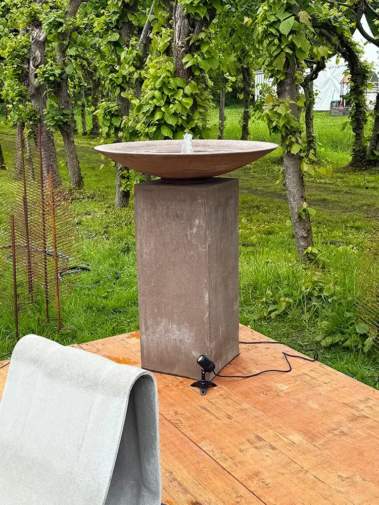 Imposanter und hochwertiger Schalenbrunnen auf einer Säule aus Impruneta-Ton aus der Toskana.