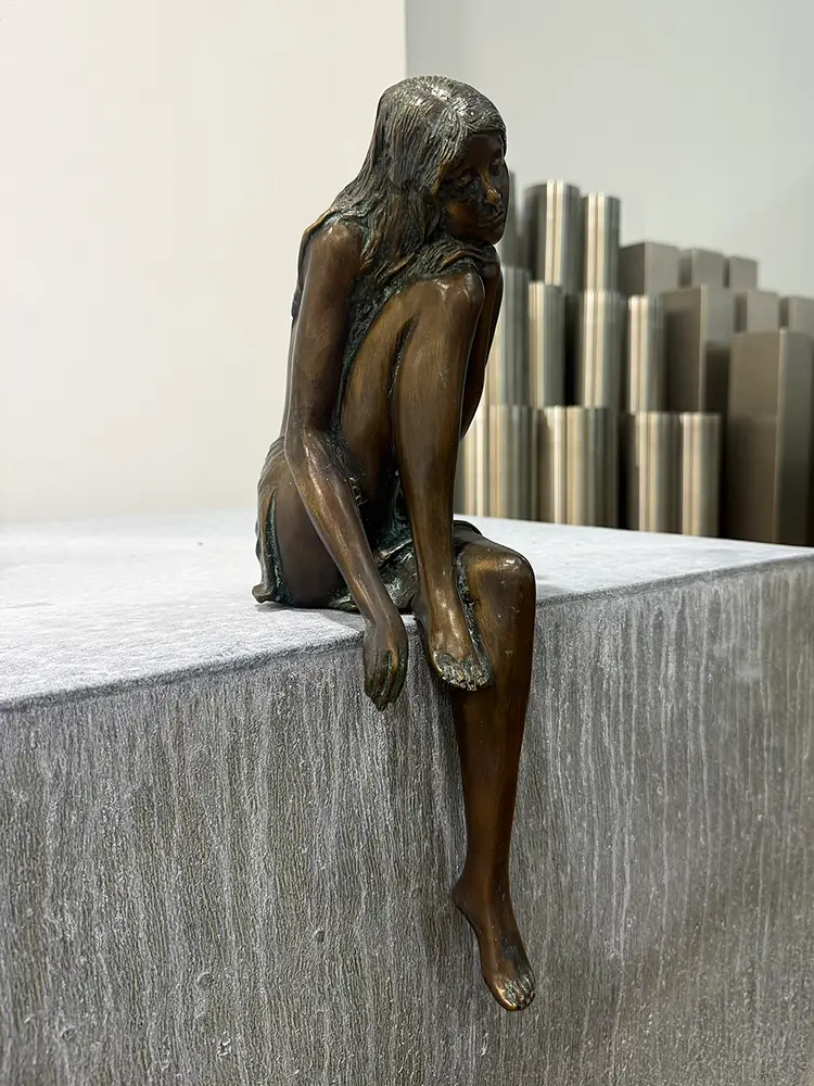 Bronzefigur für den Garten oder das Haus - sitzende Frau