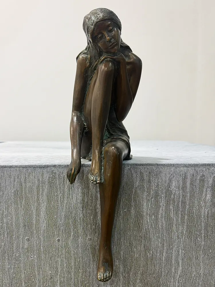 Bronzefigur für den Garten oder das Haus - sitzende Frau
