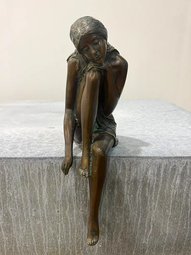 Bronzefigur für den Garten oder das Haus - sitzende Frau