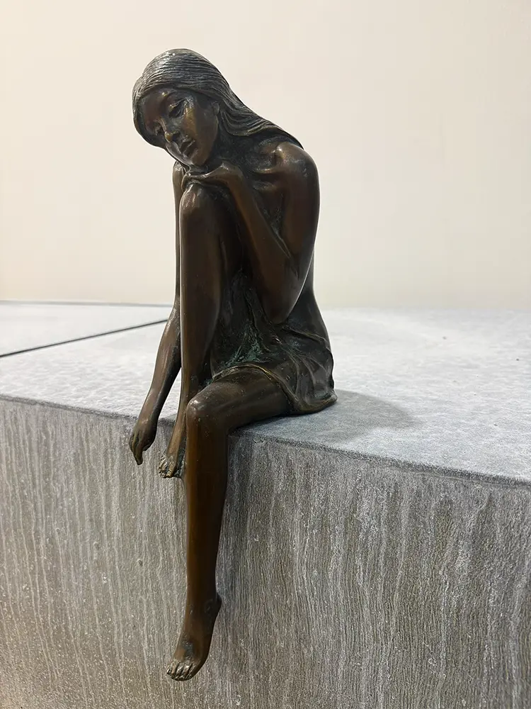 Bronzefigur für den Garten oder das Haus - sitzende Frau