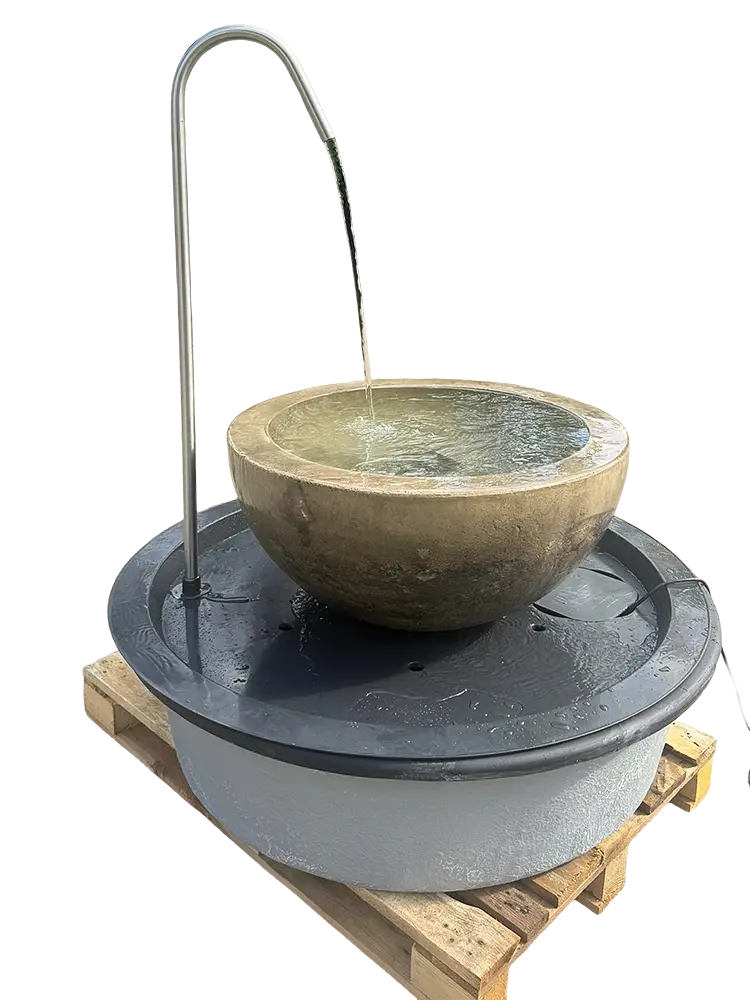 Komplettbrunnen Einzelstück mit runder Steinguss-Schale und hohem, gebogenem Edelstahl-Wasserauslauf Sterzing mit fließendem Wasser