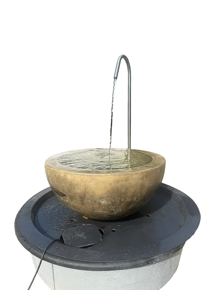 Komplettbrunnen Einzelstück mit runder Steinguss-Schale und hohem, gebogenem Edelstahl-Wasserauslauf Sterzing mit fließendem Wasser