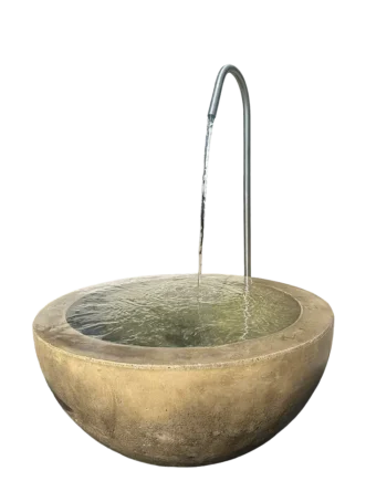 Komplettbrunnen Einzelstück mit runder Steinguss-Schale und hohem, gebogenem Edelstahl-Wasserauslauf Sterzing mit fließendem Wasser