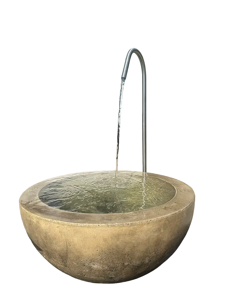 Komplettbrunnen Einzelstück mit runder Steinguss-Schale und hohem, gebogenem Edelstahl-Wasserauslauf Sterzing mit fließendem Wasser